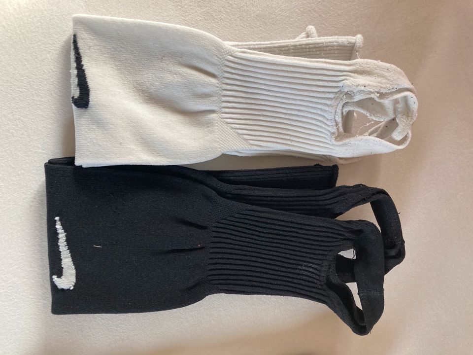 Fußballstutzen Nike 3 schwarze u 2 weiße gepflegt Gr L in Mudau