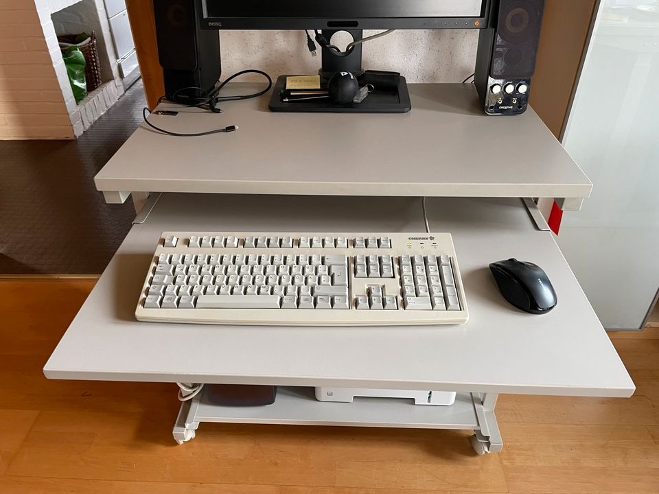 Computertisch, stabil, praktisch, flexibel in Apelern