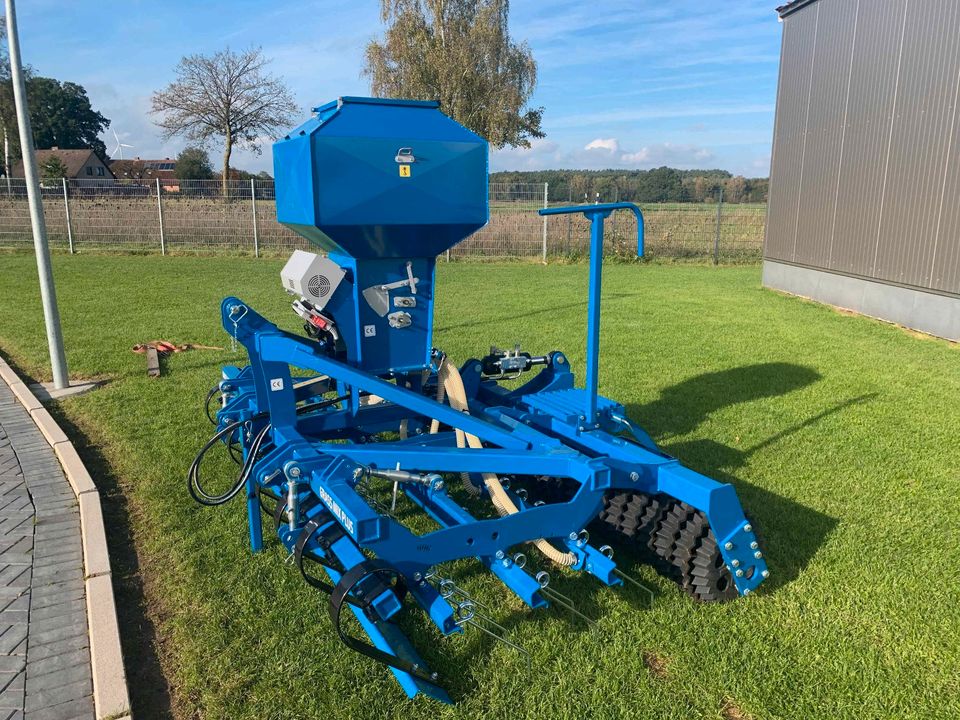 Grassmix 3.0 Wiesenstriegel mit Nachsaatgerät Crossboard, GPS in Leer (Ostfriesland)