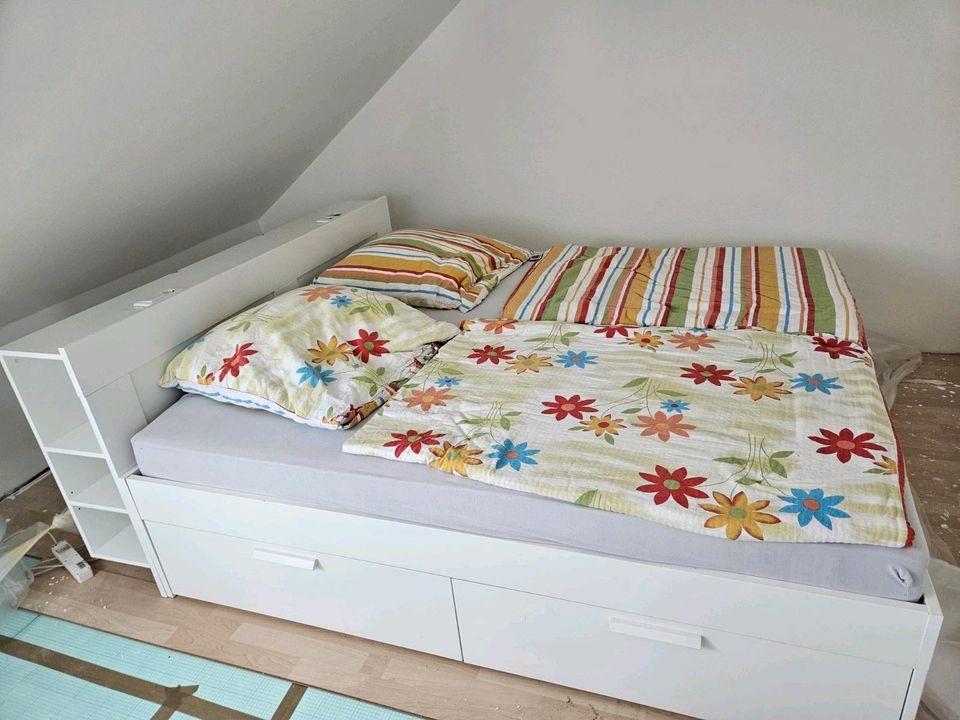 Brimnes Ikea 180x200 Bett mit Lattenrost und Matratzen in Karlsfeld