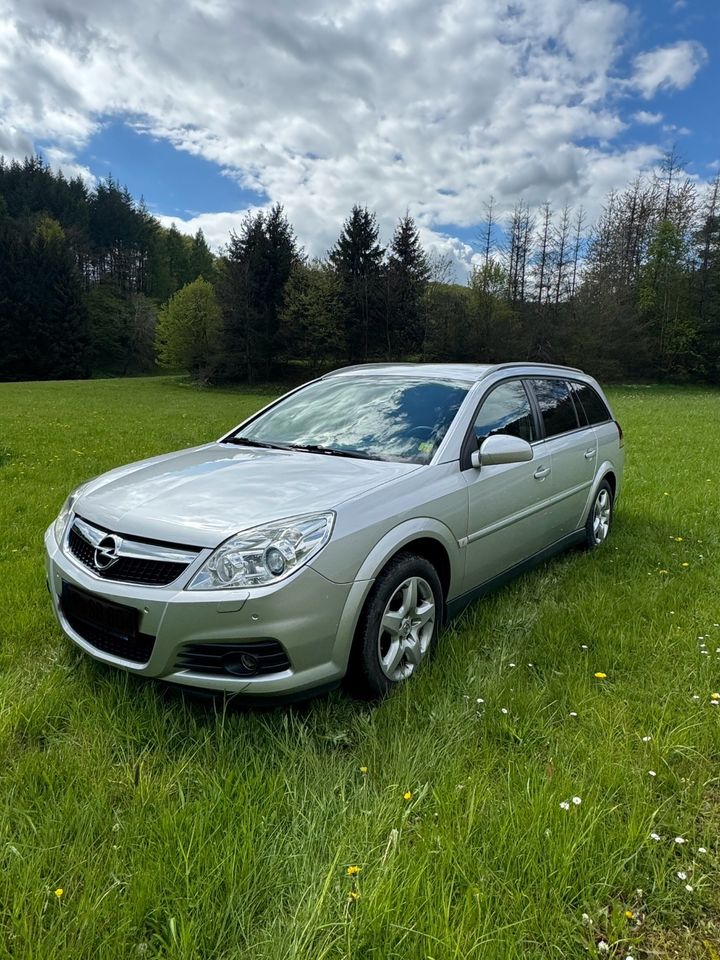 Opel Vectra C Caravan 2.2  *TÜV NEU* in Bad Endbach