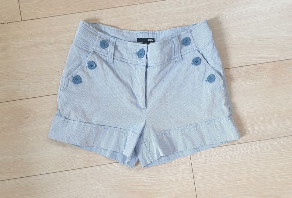 Süße Shorts von H&M, blau weiß gestreift in Gevelsberg