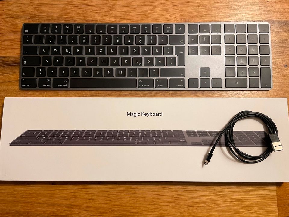 Original Apple Magic Keyboard (space-grey, gebraucht inkl. OVP) in München