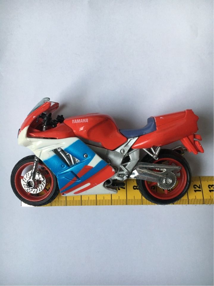 Spielzeug Maisto Yamaha Motorrad rot weiss blau Modellfahrzeug in Frankfurt am Main