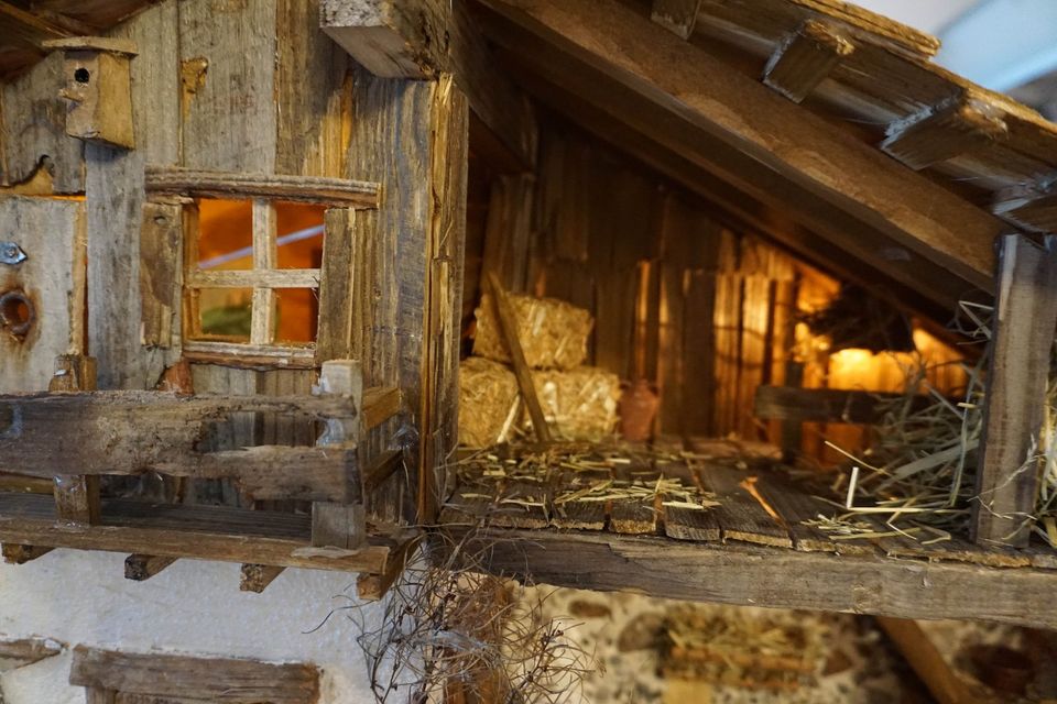 Weihnachtskrippe, große alpenländische Krippe, echte Handarbeit in Bobingen