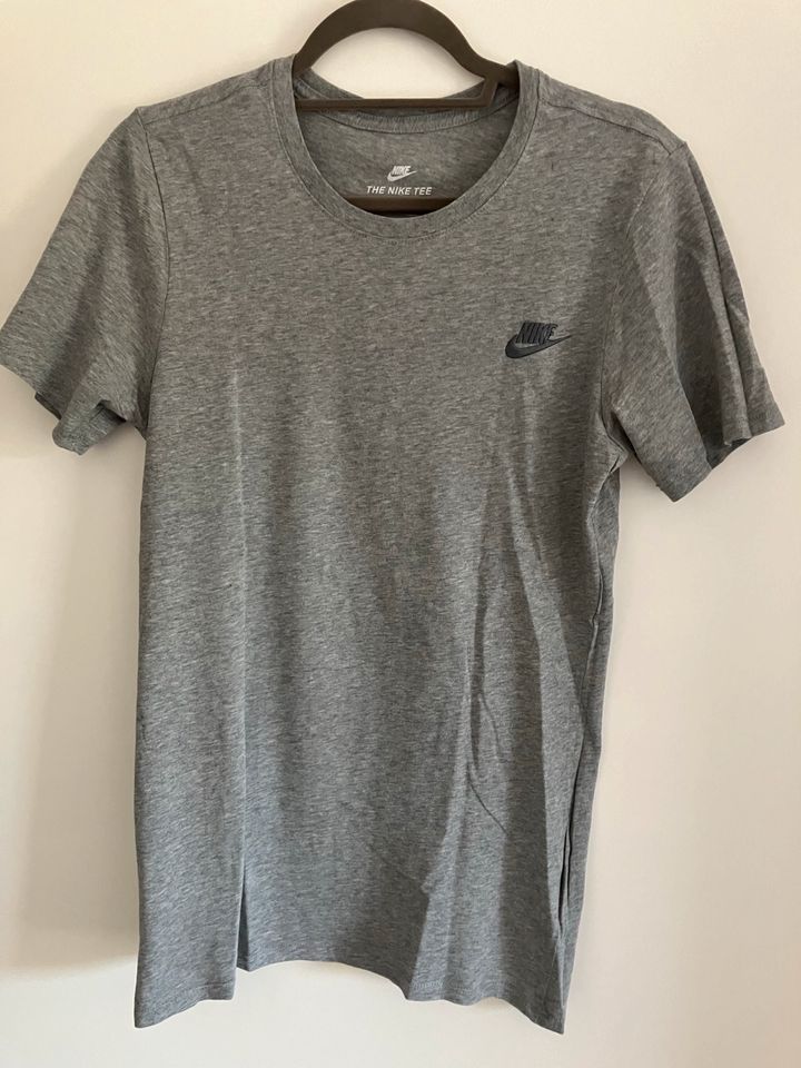 NEUES Nike Tshirt Herren grau Gr.S in Emmendingen