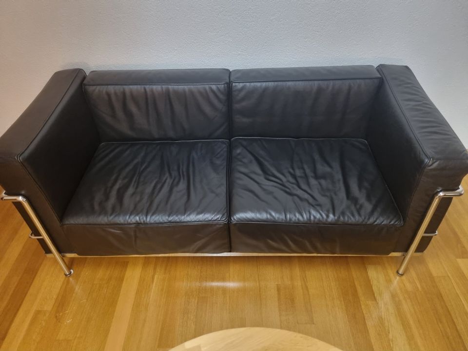 Cassina Le Corbusier LC 2 Sessel und Sofa Replika in Villmar