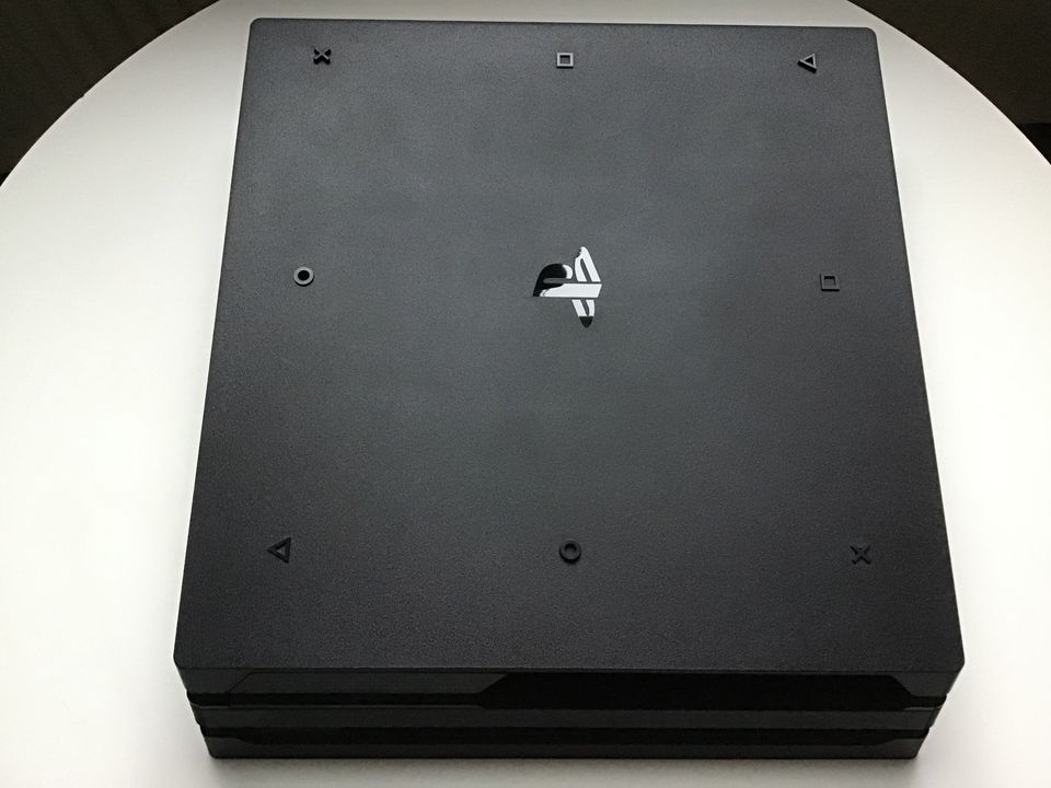 PlayStation 4 Pro 1TB Speicher + Controller super Zustand in Aßlar