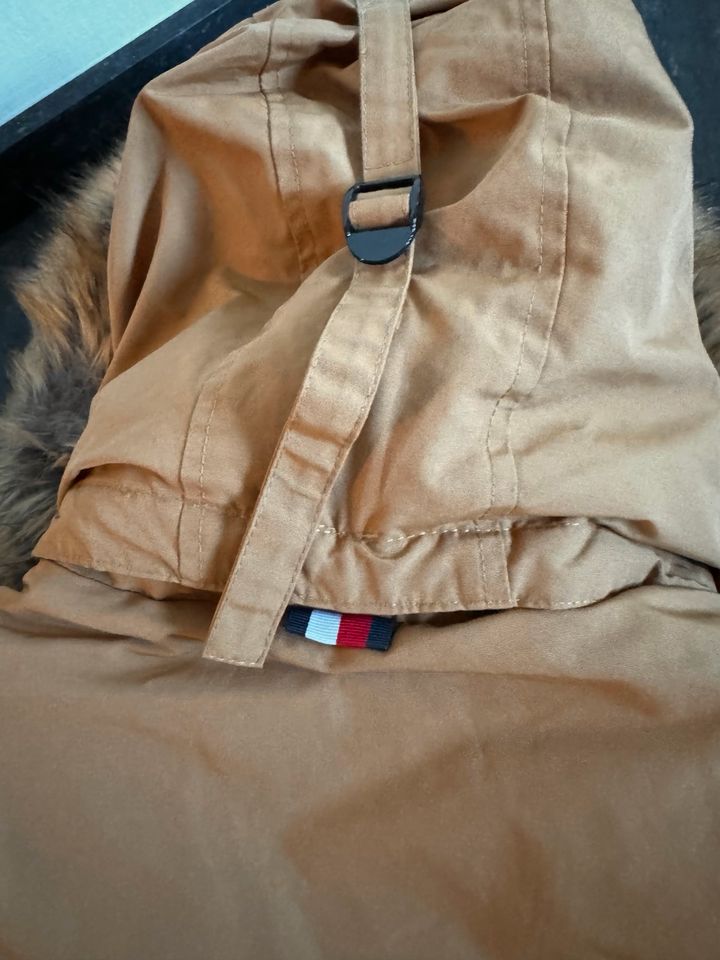 Coole Tommy Hilfiger Herren Daunenjacke / Farbe braun / Größe XL in Schauenburg