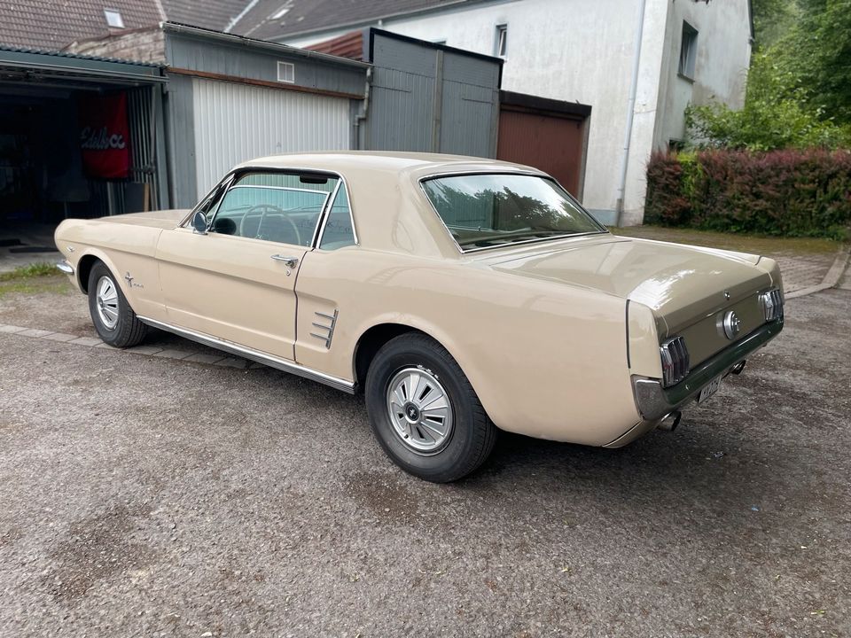 Ford Mustang 66 beige Coupé V8 283 Automatik in Dortmund