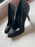 Highheels, Pumps Gr.41 mit Stachelnieten Bayern - Taufkirchen Vils Vorschau