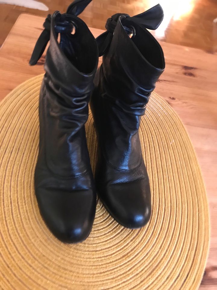 Rote Stiefel ❤️und noch mehr schwarze……….❗️ in Berlin