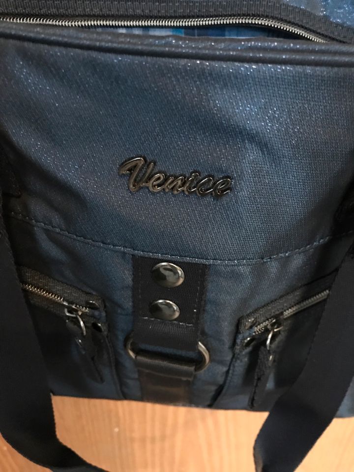 Neue Venice-Tasche in dunkelblau, leicht glitzernd, echt hübsch:) in Sulz
