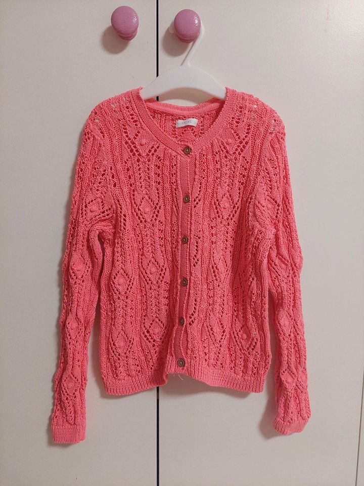 Next Mädchen Strickjacke pink Gr. 116 in Oschatz