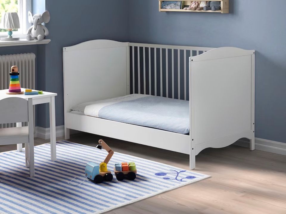Babybett weiß + Matratze 70x140 mit Umbau Funktion kleinkindbett in Flensburg