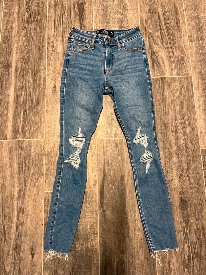 Hollister Jeans Curvy Mid-Rise Super Skinny 00 W23 L26 in Elmshorn