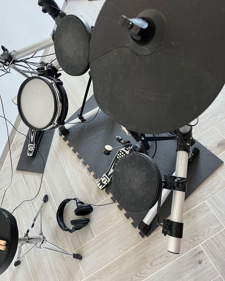 E-Drumset XDrum DD-402 Komplettset (mit Profi-Snaredrum!) in Ingolstadt