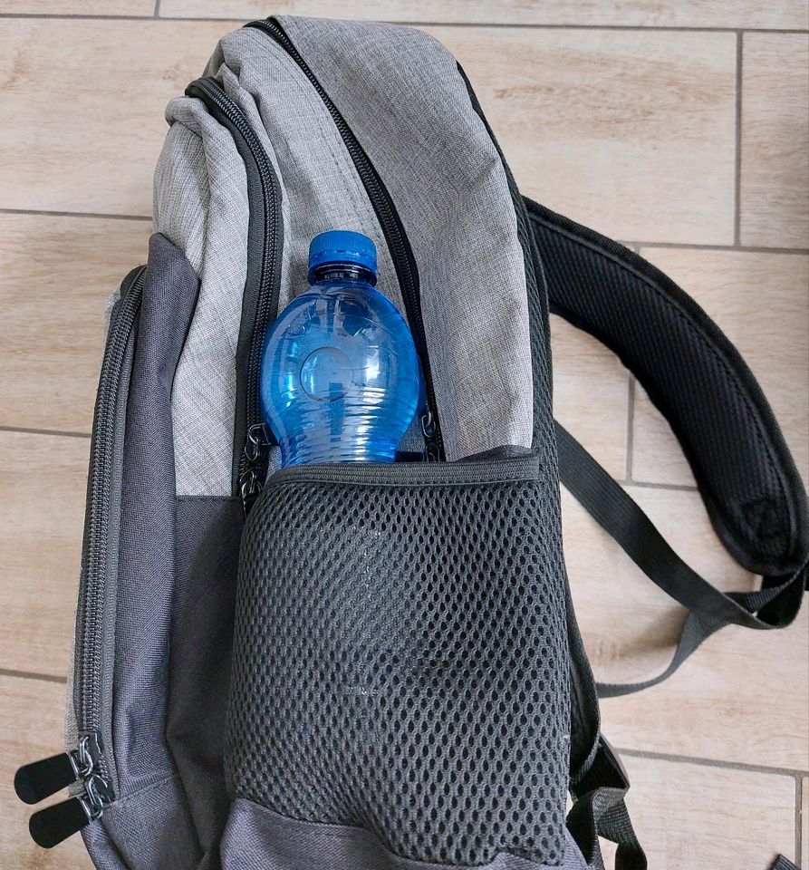 Rucksack mit 3 Fächern inkl. 2 Trinkflaschenhalter und Laptopfach