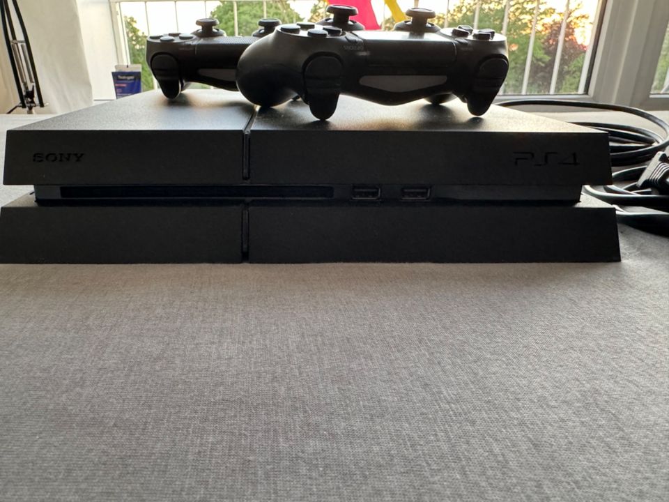 PlayStation 4 (PS4) Konsole 500 GB mit Laufwerk + Zubehör in Hamburg