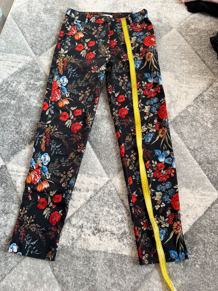 Hose, leggings, rot schwarz weiss, H&M, gestreift, Größe 34 in Hanau