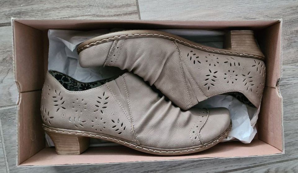 Rieker Damen Trotteur Halbschuhe Slipper taupe Größe 38 in Schwabhausen