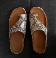 Strive Capri Pantolette Schlappe Zehentrenner Leder Gr. 5 39 NEU Nordrhein-Westfalen - Monheim am Rhein Vorschau