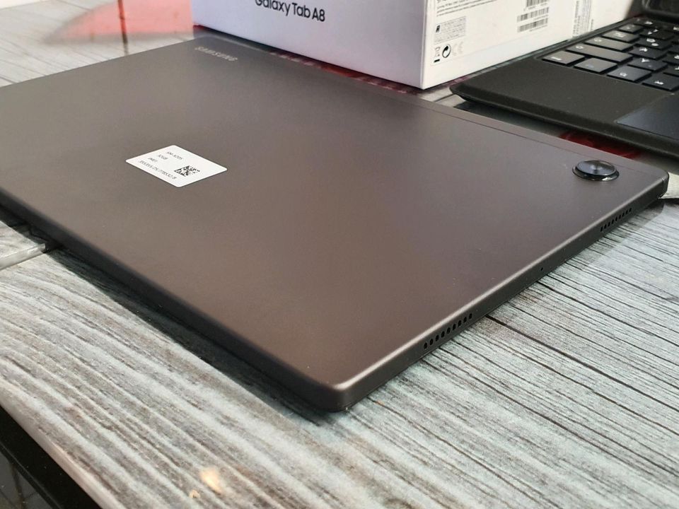 Samsung Galaxy Tab A8 LTE SM-X205 + TouchPad-Tastatur-Schutzhülle in Berlin