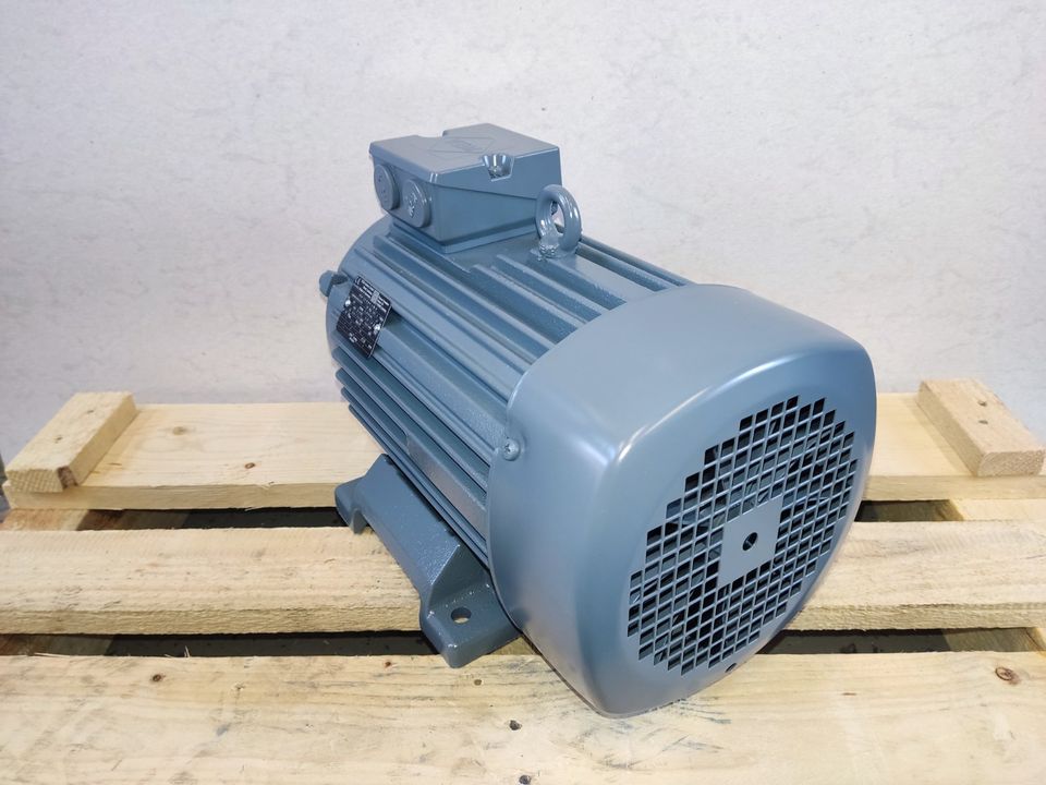 VEM Drehstrommotor K21R 112 M8-4 Lü. 0,9 / 3,6 kW Bauform B3 in Hannover