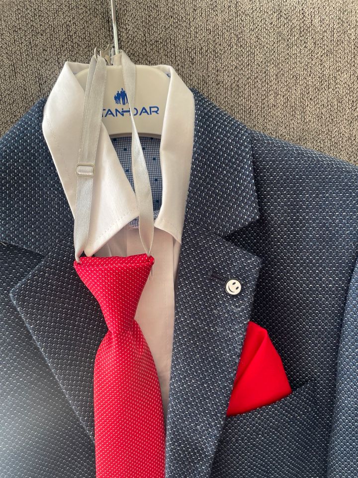 Jacket, Hemd und Krawatte.  Kommunionskleidung in Eschweiler
