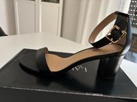 Ralph Lauren Sandalen mit Absatz schwarz NEU Nordrhein-Westfalen - Hürth Vorschau
