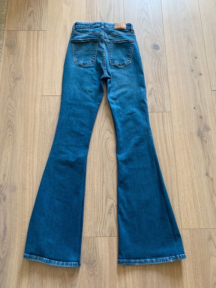 Flare Jeans Bershka Gr. 34 in Frankfurt am Main