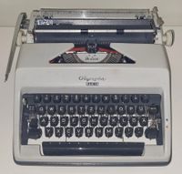 OLYMPIA Monica (Reise-) Schreibmaschine mit Koffer Niedersachsen - Lilienthal Vorschau