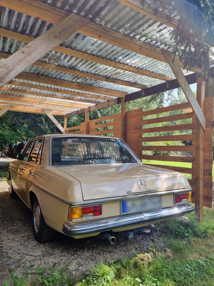 Mercedes Benz W114 Strich8 240Diesel Baujahr 1974 mit H-Zulassung in Idstein