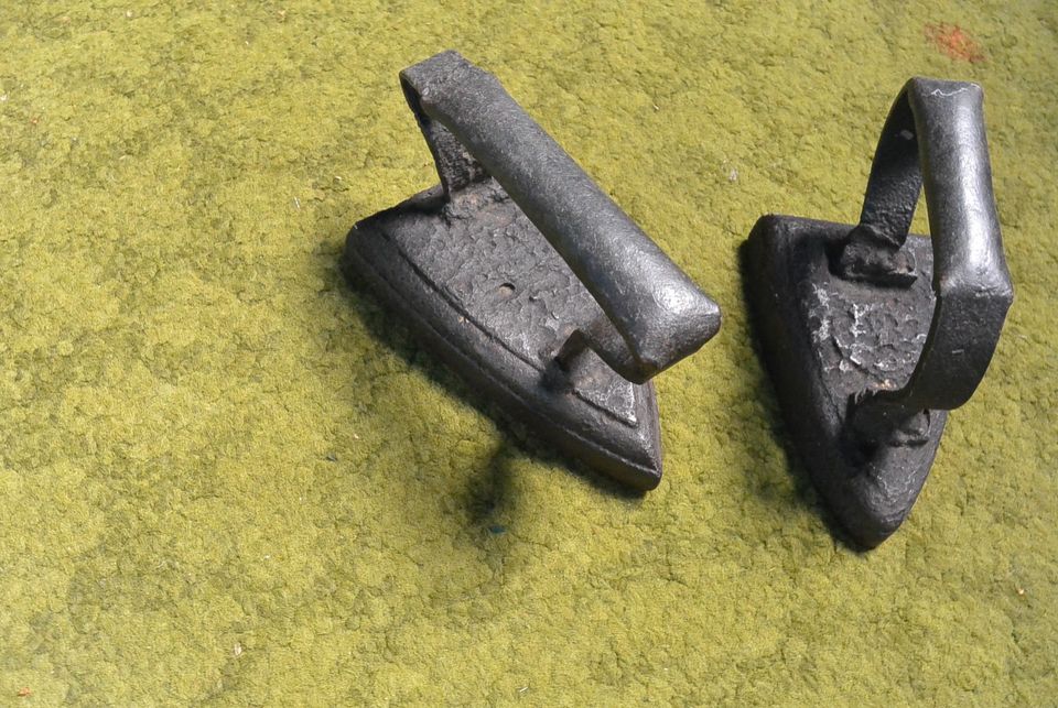 2 Bügeleisen (Deko) aus Eisen/Stahl in Odenthal