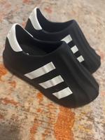 Verkaufe schwarz weiße Adifom von Adidas Schuhe Bayern - Kempten Vorschau