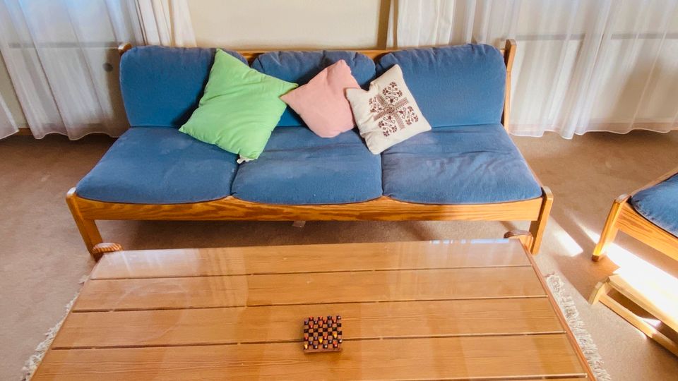 Wohnzimmermöbel zu verschenken: Couch, 3 Sessel + Couchtisch in Reichersbeuern