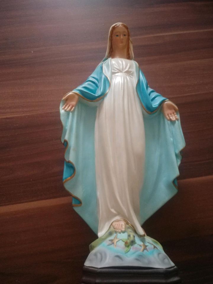 Madonna aus Holz bemalt in Nürnberg (Mittelfr)