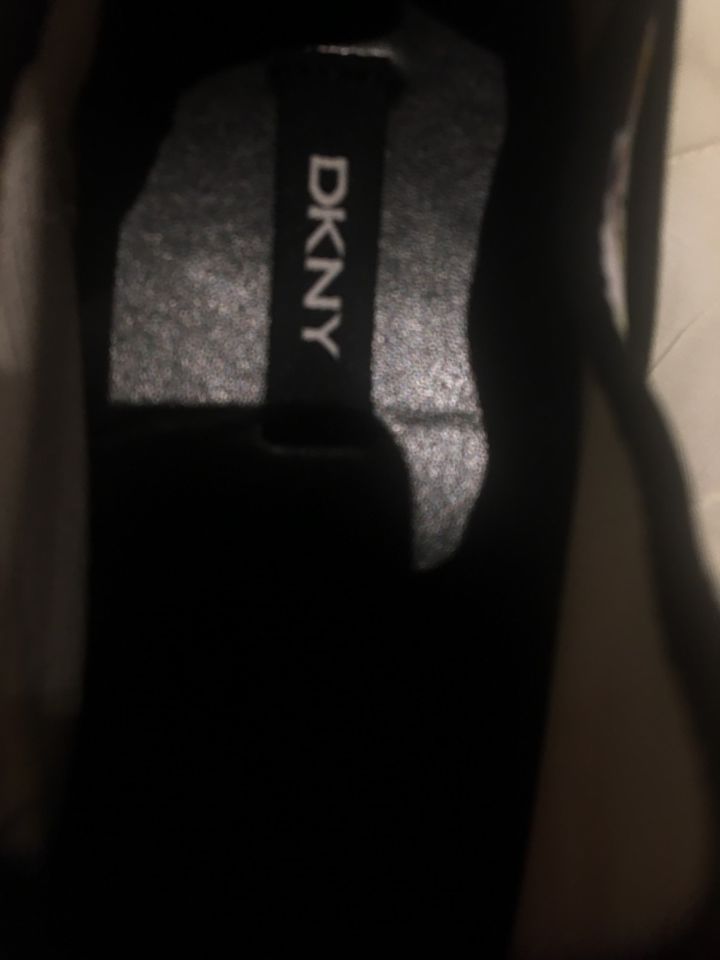 DKNY Schuhe 42 Damen Sneaker neu in Düsseldorf
