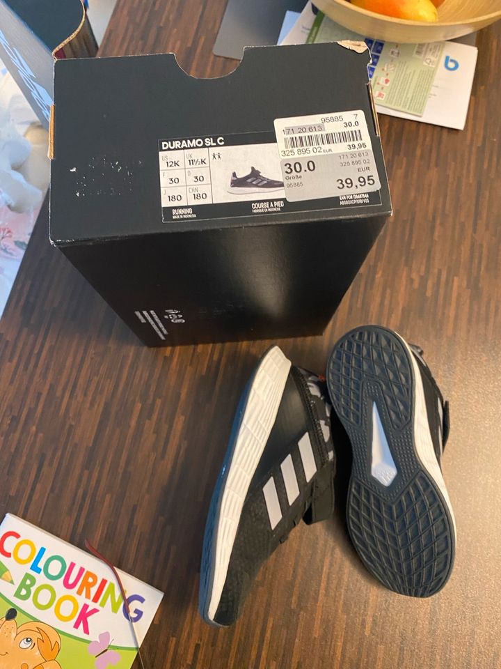 Adidas Kinder Turnschuhe, neu, Gr. 30 in Frankfurt am Main