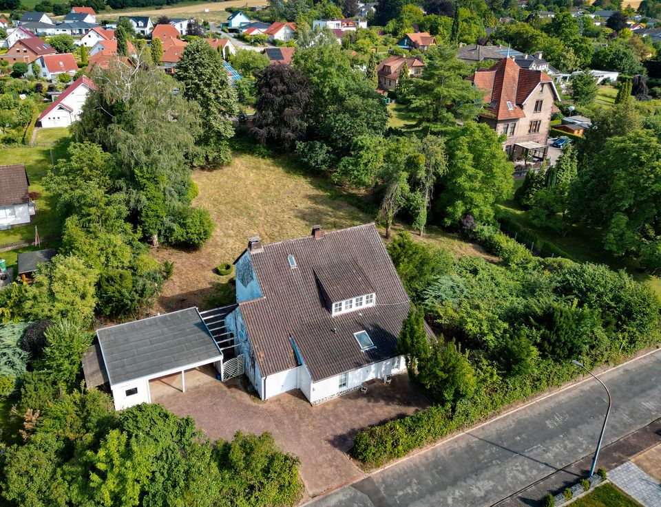 Idyllisches Architektenhaus auf parkähnlichem Grundstück mit Gallerie & Doppel-Carport – im malerischen Weserbergland in Boffzen