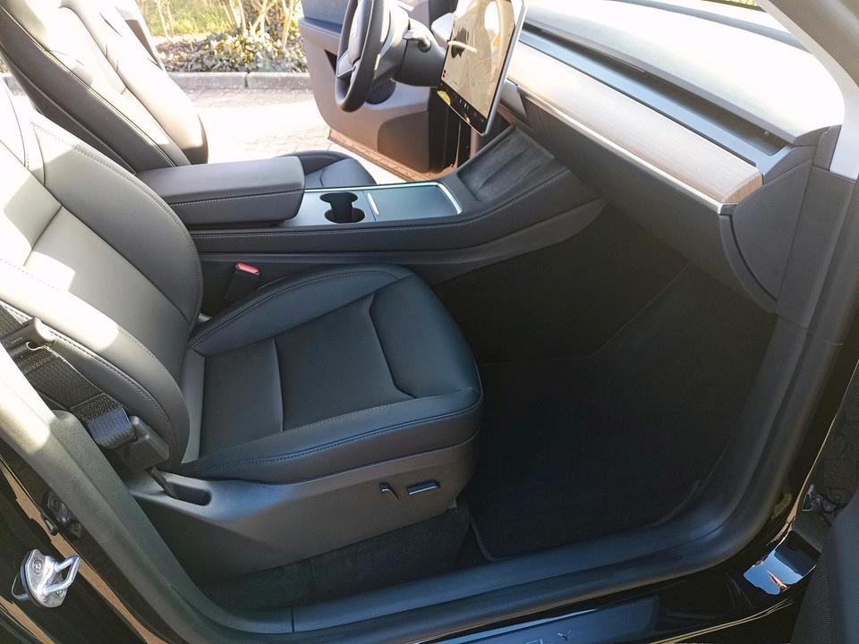 Tesla Y Performance, unfallfrei, Nichtraucher, top Zustand! in Wiesbaden