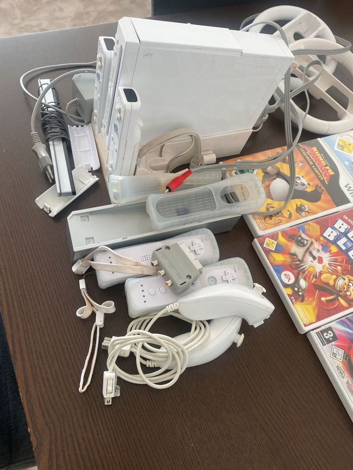 Wii mit Zubehör und 7 Spiele zu verkaufen in München