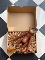 Holzfigur Holzaffe Affe Dekofigur mit Schal / Rucksack Gr. 18CM Nordrhein-Westfalen - Baesweiler Vorschau