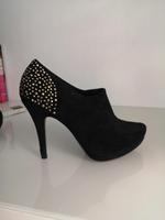 Neuwertige High heels, schwarz mit goldenen Nieten, 37 Baden-Württemberg - Heilbronn Vorschau
