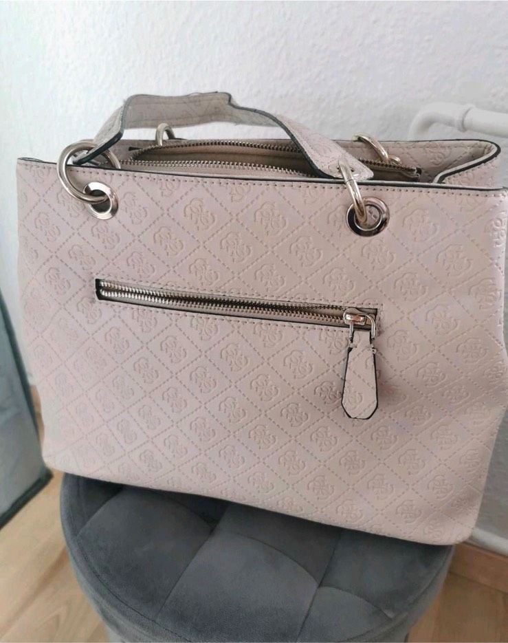 Guess Damen Handtasche Taupe Noelle in Gottmadingen