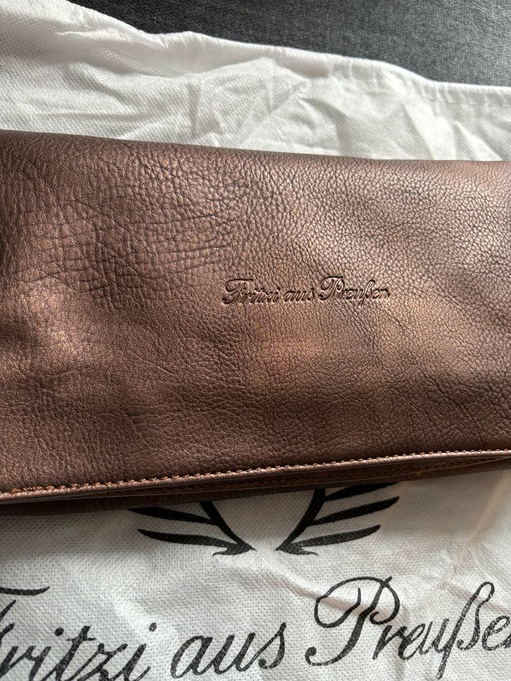 Braun/schimmernde Clutch/Umhängetasche von Fritzi aus Preußen in Hannover