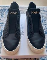 Calvin Klein Sneaker Turnschuhe schwarz ohne Schnürsenkel Gr. 39 Hessen - Schlitz Vorschau