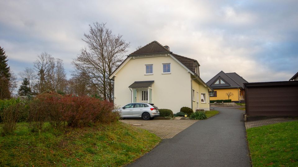 Attraktives Zweifamilienhaus in beliebter Wohnlage von Hermsdorf in Hermsdorf
