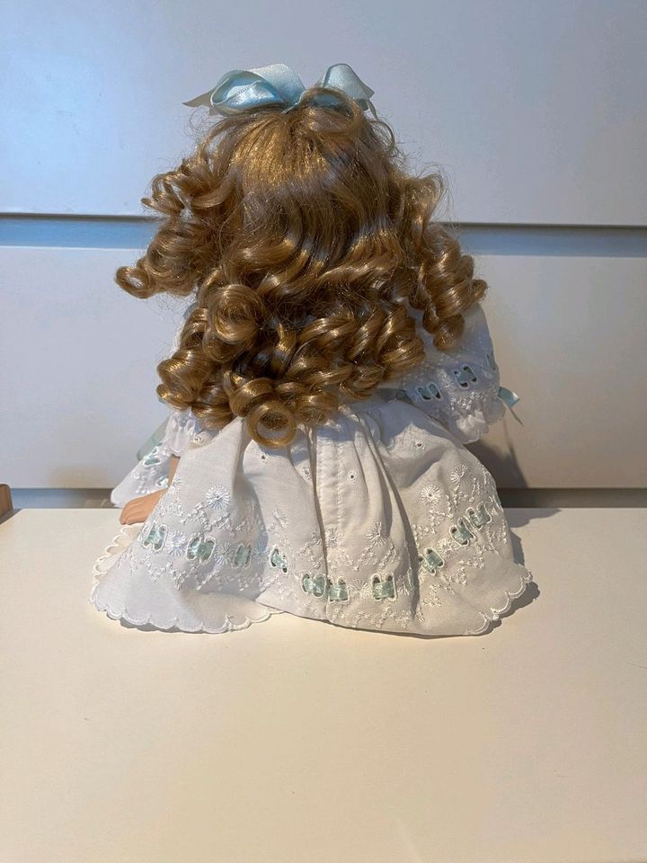 Puppen Künstlerpuppen Kleid weiß locken in Buggingen