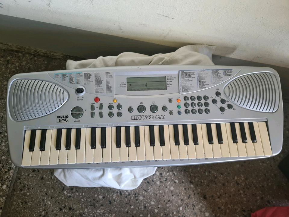 Keyboard 470 klein Musik Time Piano in Leipzig